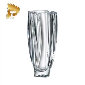 Lọ hoa pha lê Neptune 25.5cm với thiết kế đầy tính nghệ thuật hoàn hảo cho mọi không gian và mang đến ấn tượng nhờ khúc xạ ánh sáng từ chất liệu pha lê cao cấp. Một món quà sang trọng và tinh tế dành cho người yêu thích trang trí nội thất.