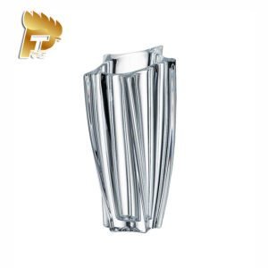 Bình pha lê Yoko B cao cấp mang lại cho không gian một vẻ đẹp đầy lôi cuốn với những đường uốn lượn độc đáo trên thành lọ pha lê đem tới không gian một nét đẹp mềm mại và cuốn hút.