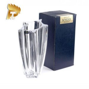 Bình pha lê Yoko B cao cấp mang lại cho không gian một vẻ đẹp đầy lôi cuốn với những đường uốn lượn độc đáo trên thành lọ pha lê đem tới không gian một nét đẹp mềm mại và cuốn hút.